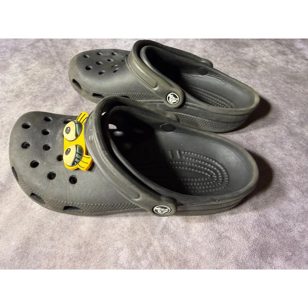 Crocs Classic Clog Charcoal Grey Slip On Shoes with Fish Charm Mens 6 Womens 8